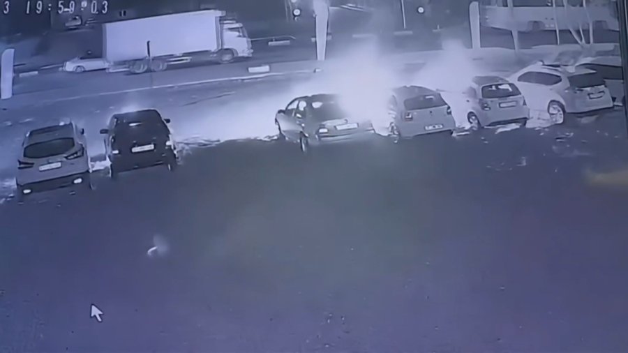 Elinde Benzin Bidonuyla Gelip Galerideki 6 Aracı Ateşe Verdi