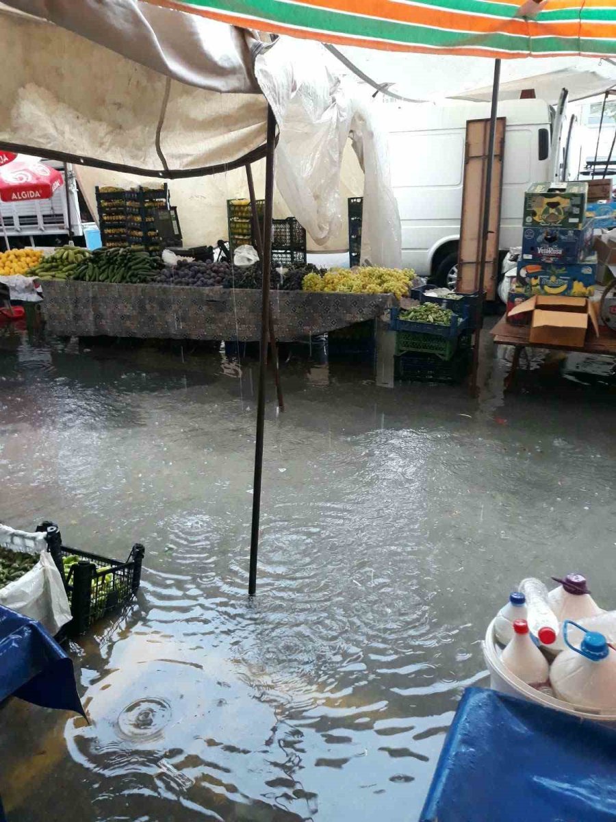 Alanya’da Sağanak Pazar Yerini Göle Çevirdi
