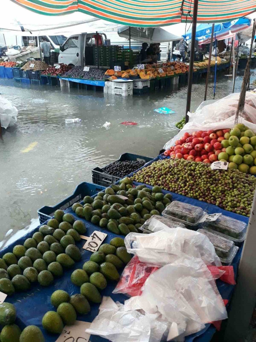 Alanya’da Sağanak Pazar Yerini Göle Çevirdi