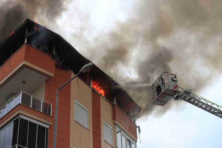 Antalya’da 5 Katlı Apartmanın Çatısında Yangın Paniği