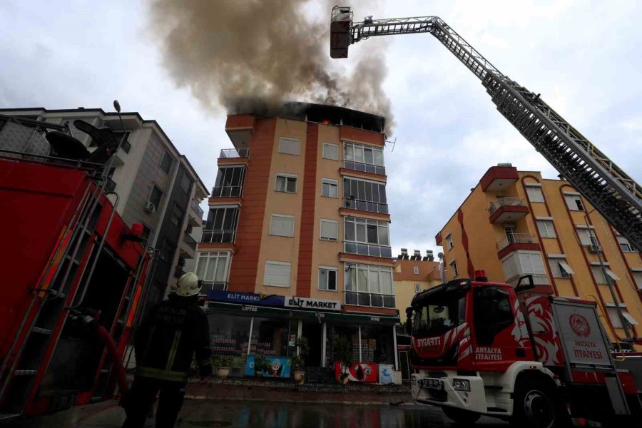 Antalya’da 5 Katlı Apartmanın Çatısında Yangın Paniği