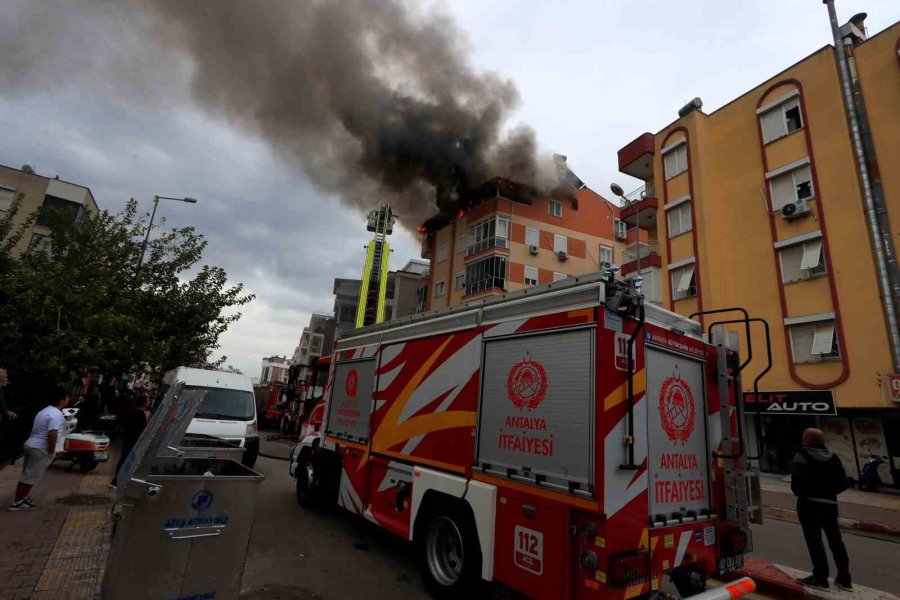 Antalya’da 5 Katlı Apartmanın Çatısında Yangın Paniği