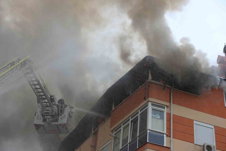 Antalya’da 5 Katlı Apartmanın Çatısında Yangın Paniği