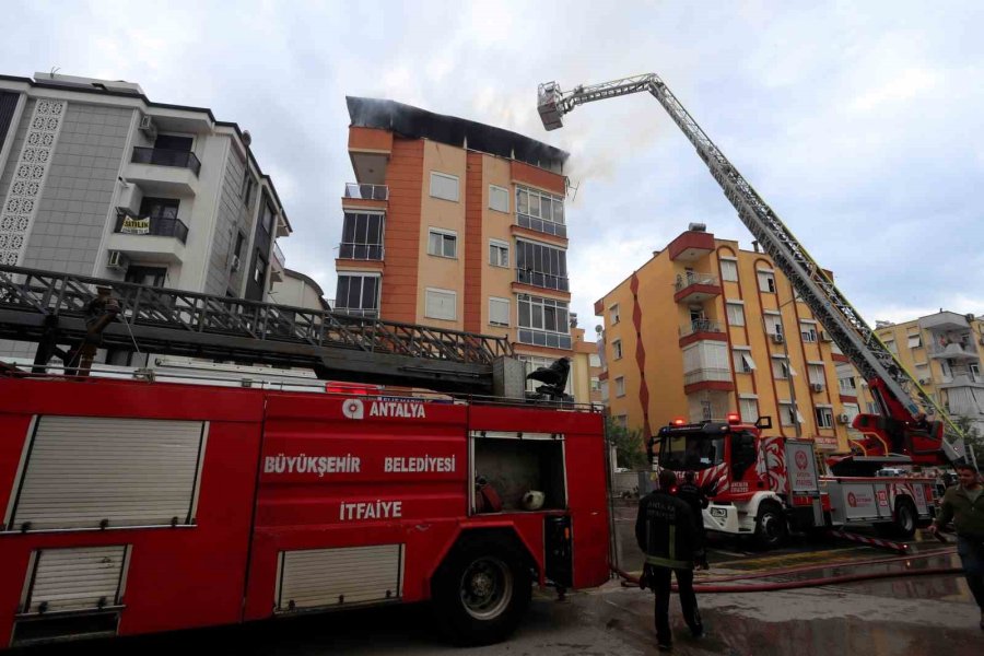 Antalya’da 5 Katlı Apartmanın Çatısında Yangın Paniği