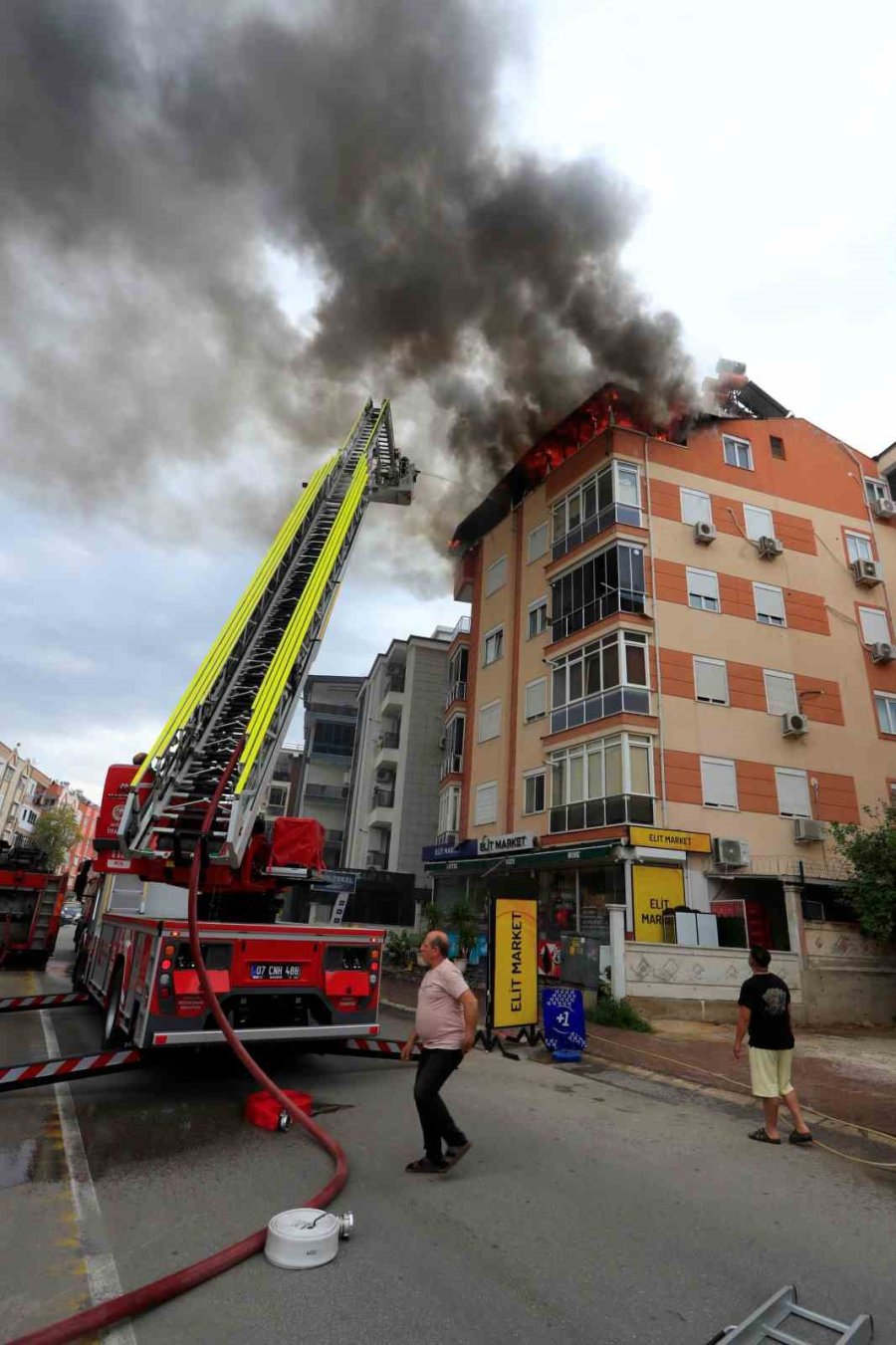 Antalya’da 5 Katlı Apartmanın Çatısında Yangın Paniği