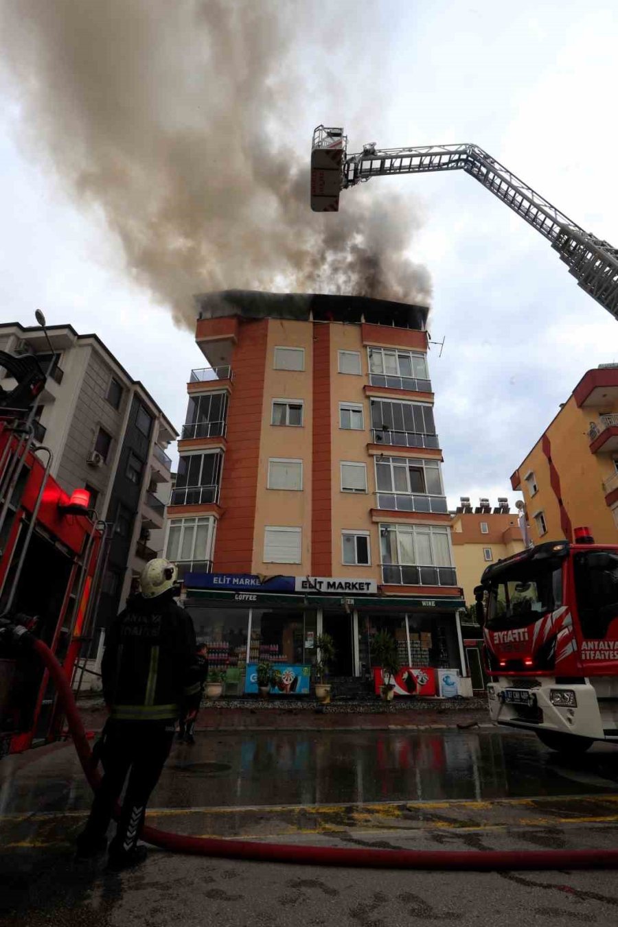 Antalya’da 5 Katlı Apartmanın Çatısında Yangın Paniği