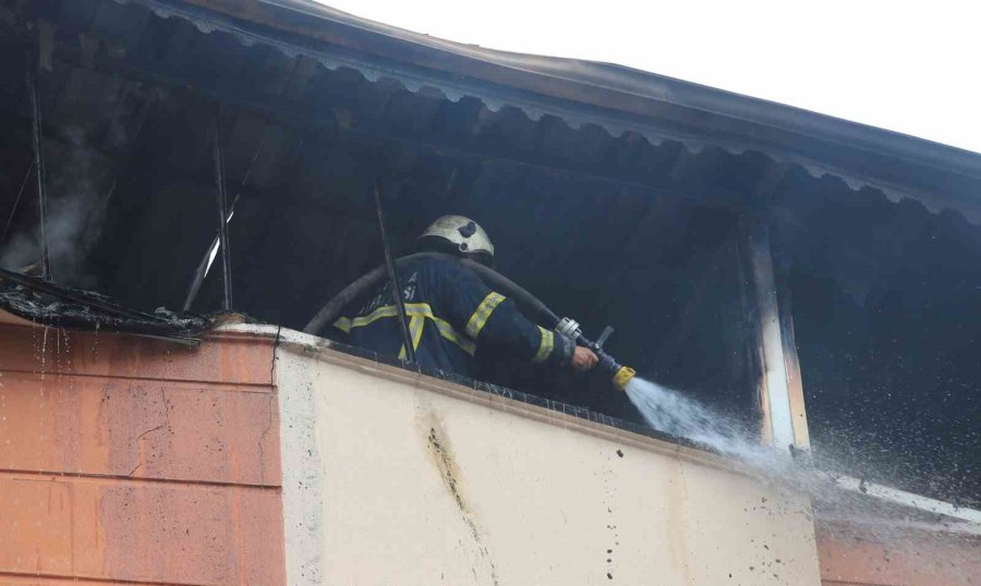 Antalya’da 5 Katlı Apartmanın Çatısında Yangın Paniği