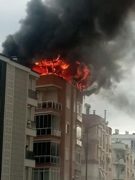 Antalya’da 5 Katlı Apartmanın Çatısında Yangın Paniği