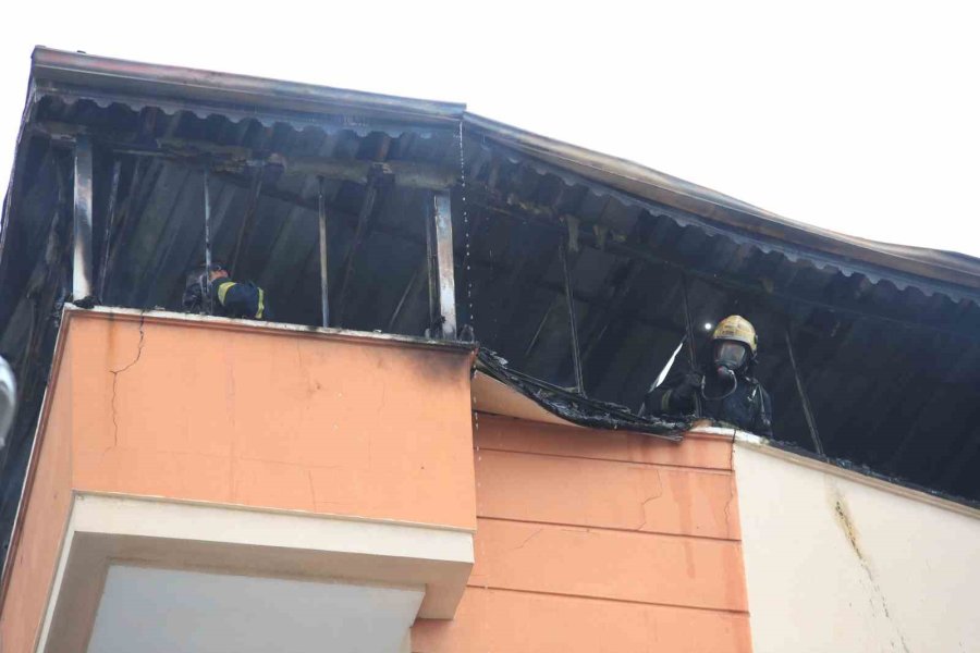 Antalya’da 5 Katlı Apartmanın Çatısında Yangın Paniği