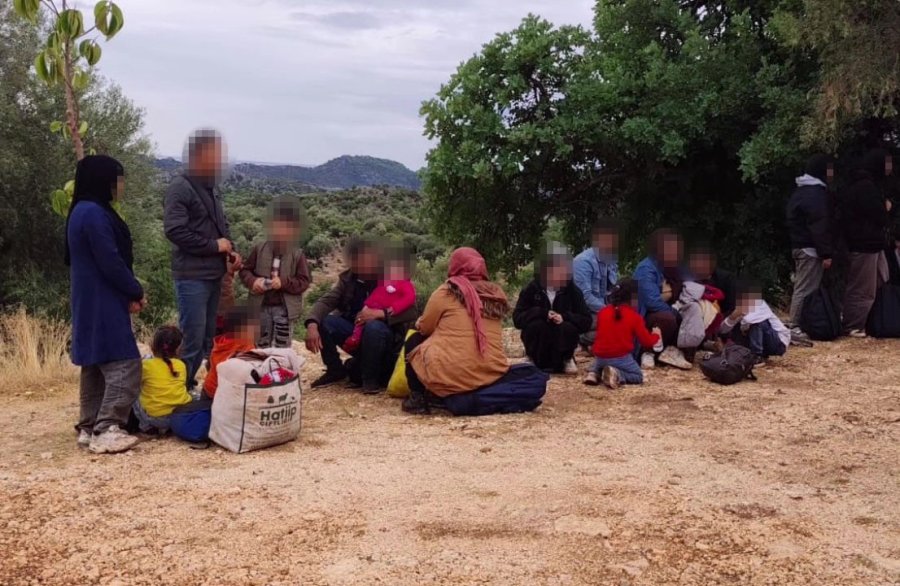 Antalya’da 19 Düzensiz Göçmen Ve 3 Organizatör Yakalandı
