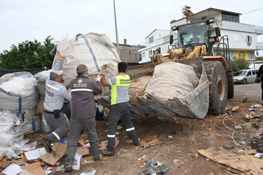 Kepez’de Çöp Ev Operasyonu: 8 Kamyon Atık Çıkarıldı