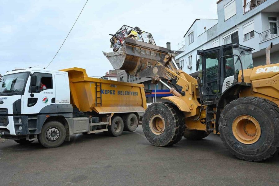 Kepez’de Çöp Ev Operasyonu: 8 Kamyon Atık Çıkarıldı
