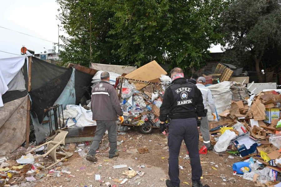 Kepez’de Çöp Ev Operasyonu: 8 Kamyon Atık Çıkarıldı