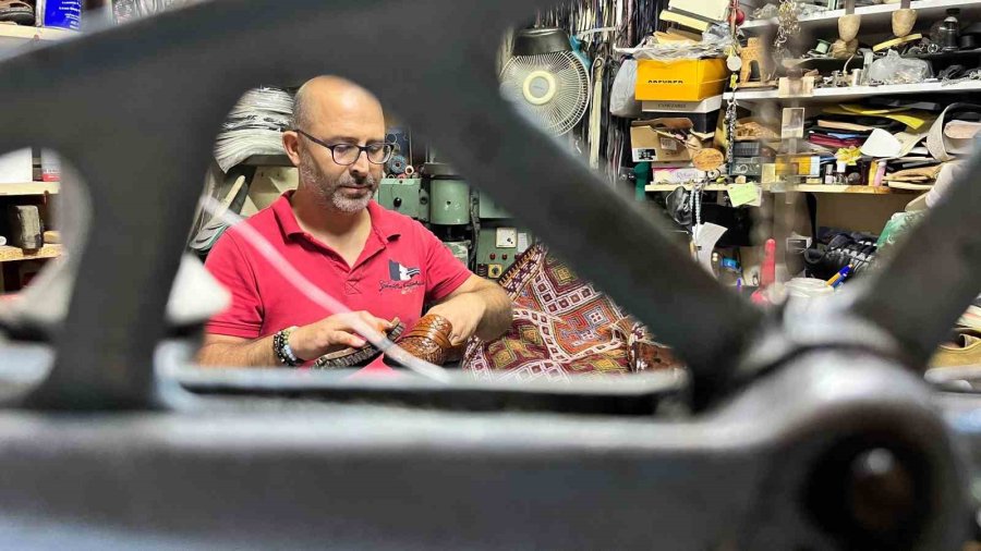 Öğretmenlerinin Kunduralarına Bakarak Başladığı Meslekte 28 Yılı Geride Bıraktı