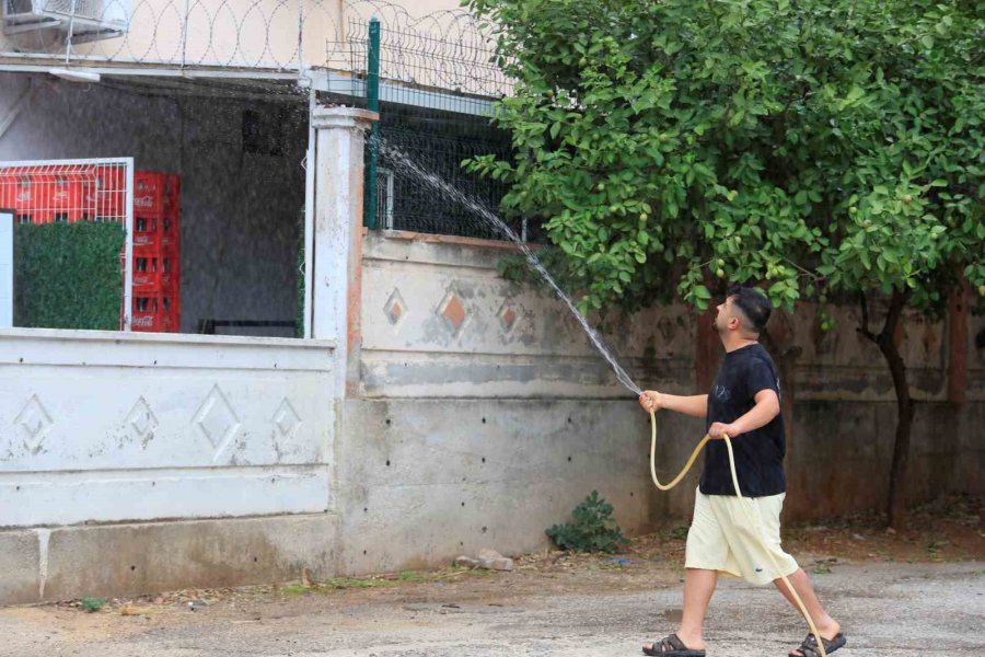 Antalya’da 5 Katlı Apartmanın Çatısında Yangın Paniği