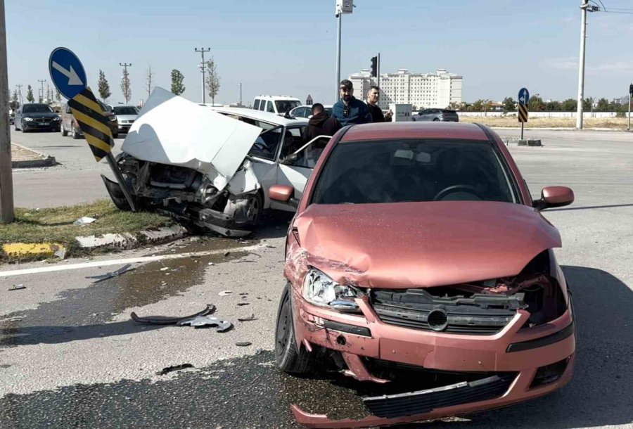 Aksaray’da İki Otomobil Çarpıştı: 2 Yaralı