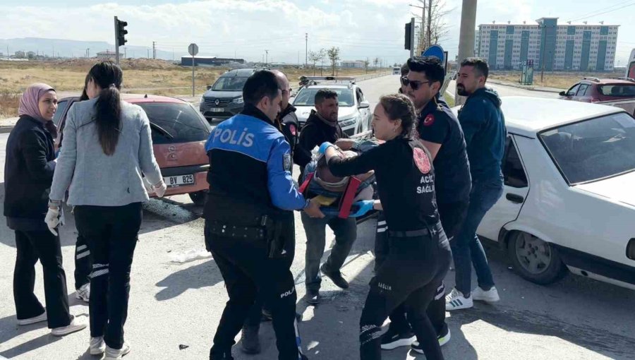 Aksaray’da İki Otomobil Çarpıştı: 2 Yaralı