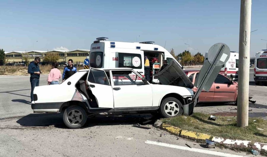 Aksaray’da İki Otomobil Çarpıştı: 2 Yaralı