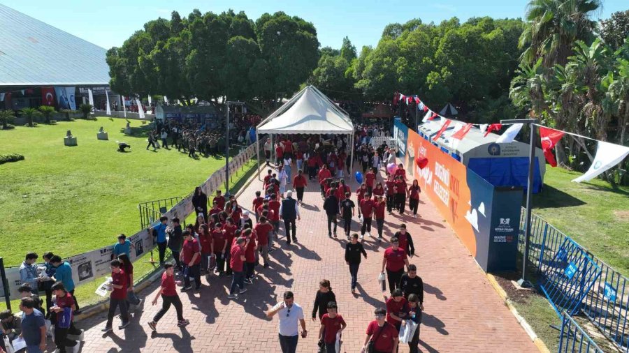 Antalya Kitap Fuarı’na Öğrencilerden Yoğun İlgi