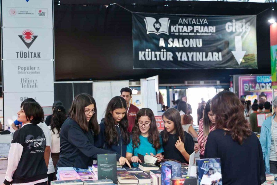 Antalya Kitap Fuarı’na Öğrencilerden Yoğun İlgi
