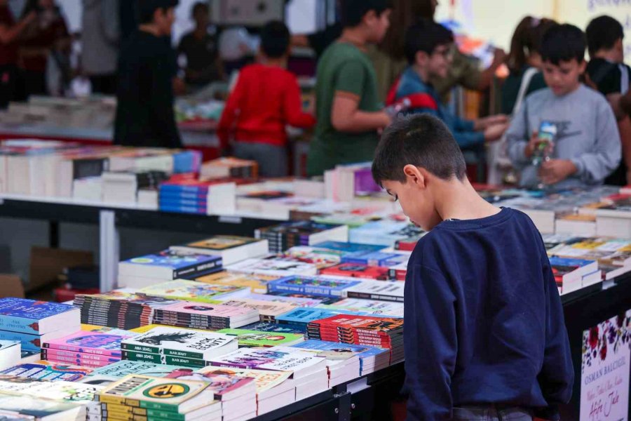 Antalya Kitap Fuarı’na Öğrencilerden Yoğun İlgi