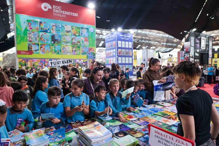 Antalya Kitap Fuarı’na Öğrencilerden Yoğun İlgi