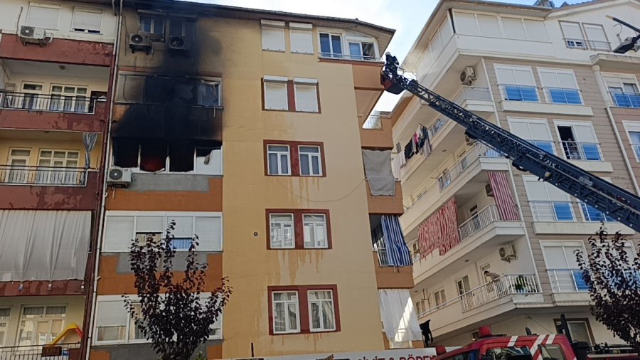Antalya’da 5 Katlı Binada Yangın: Mahsur Kalan 2’si Çocuk 4 Kişiyi İtfaiye Kurtardı