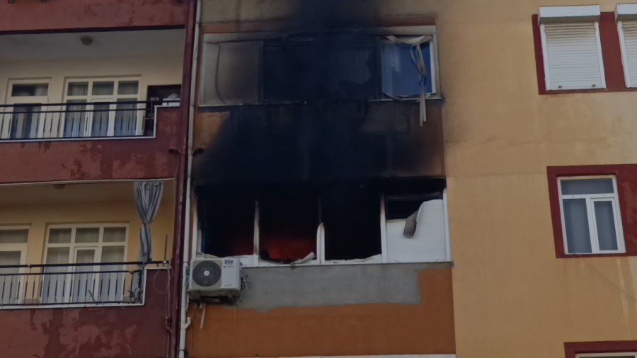 Antalya’da 5 Katlı Binada Yangın: Mahsur Kalan 2’si Çocuk 4 Kişiyi İtfaiye Kurtardı
