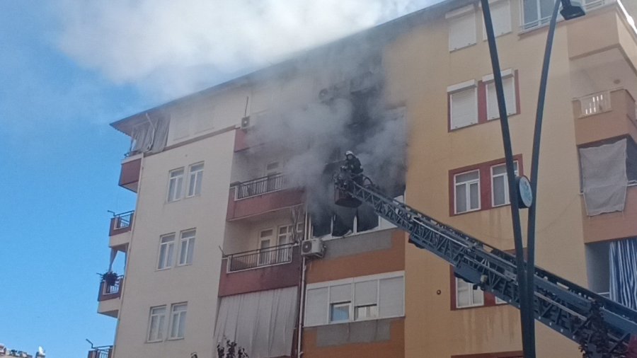 Antalya’da 5 Katlı Binada Yangın: Mahsur Kalan 2’si Çocuk 4 Kişiyi İtfaiye Kurtardı