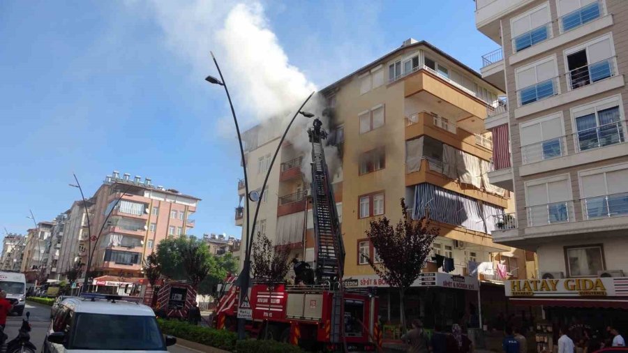 Antalya’da 5 Katlı Binada Yangın: Mahsur Kalan 2’si Çocuk 4 Kişiyi İtfaiye Kurtardı