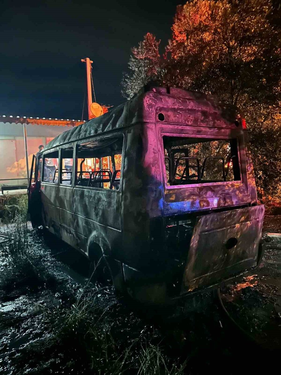 Antalya’da Park Halindeki Minibüs Yandı