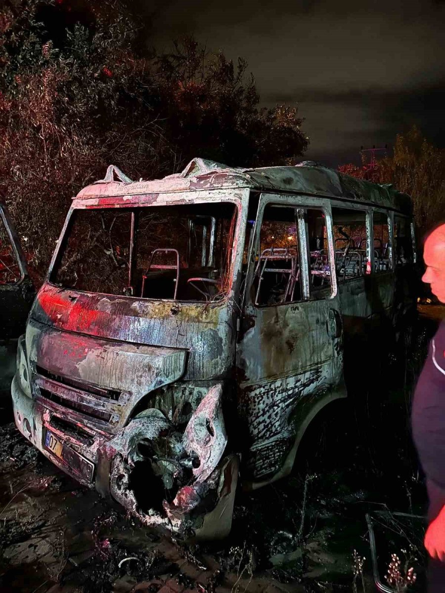 Antalya’da Park Halindeki Minibüs Yandı