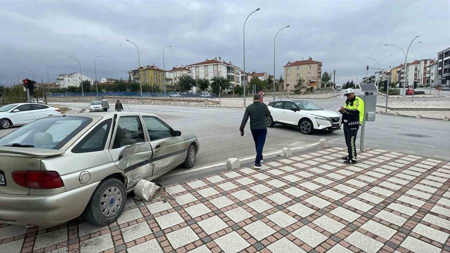 Karaman’da Ciple Otomobil Çarpıştı: 2 Yaralı