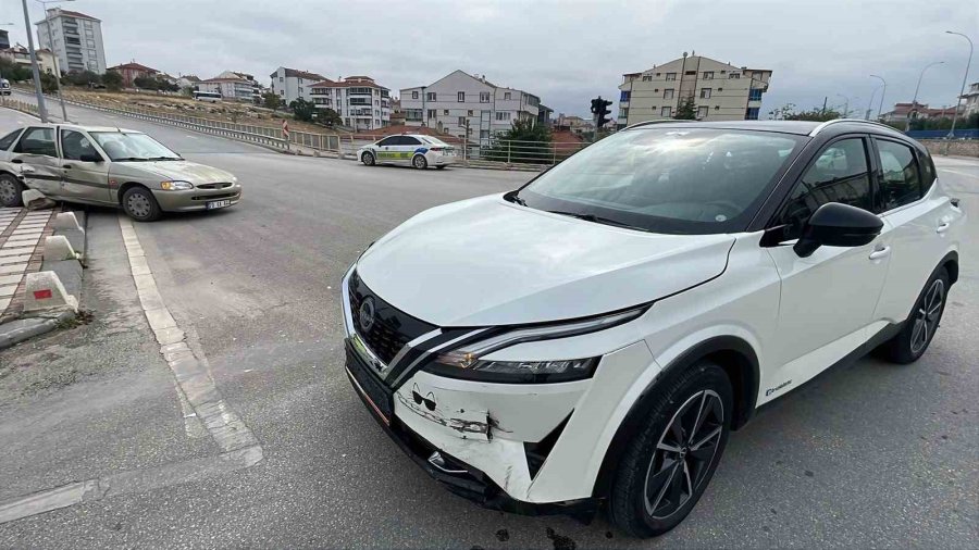 Karaman’da Ciple Otomobil Çarpıştı: 2 Yaralı