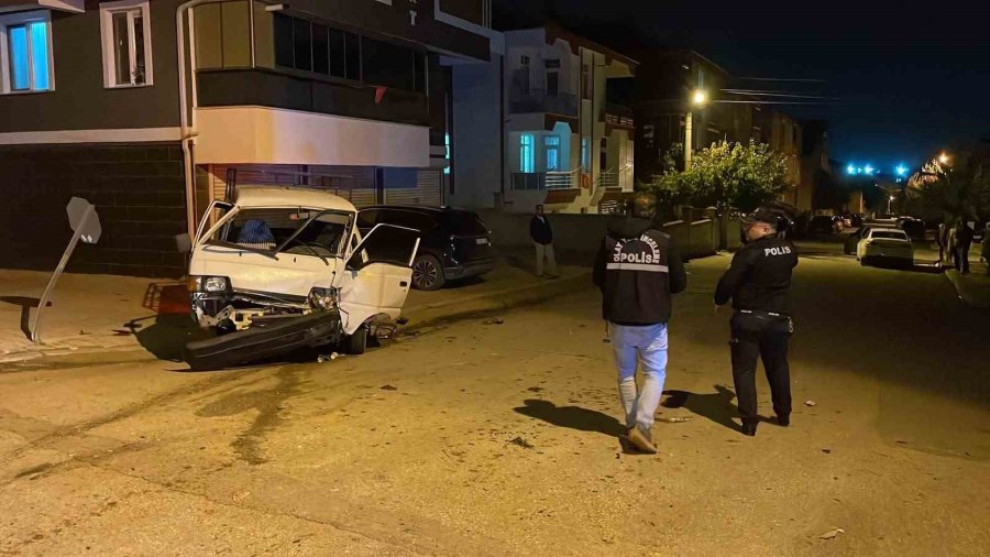 Kavşaktaki Kaza Kamerada: 2’si Ağır 3 Kişi Yaralandı