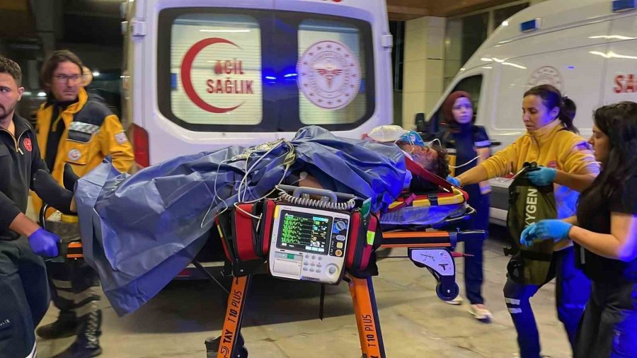 Kavşaktaki Kaza Kamerada: 2’si Ağır 3 Kişi Yaralandı