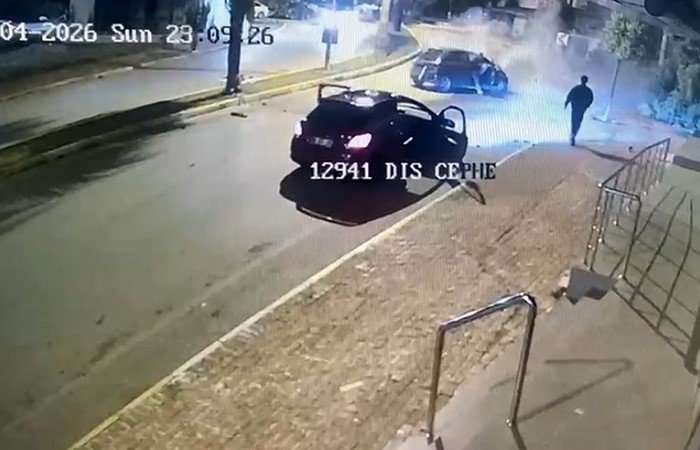 Antalya’da Otomobil Palmiyeye Çarptı: 2 Yaralı