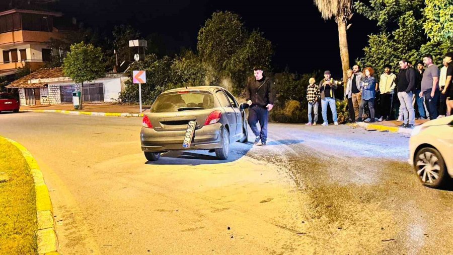 Antalya’da Otomobil Palmiyeye Çarptı: 2 Yaralı