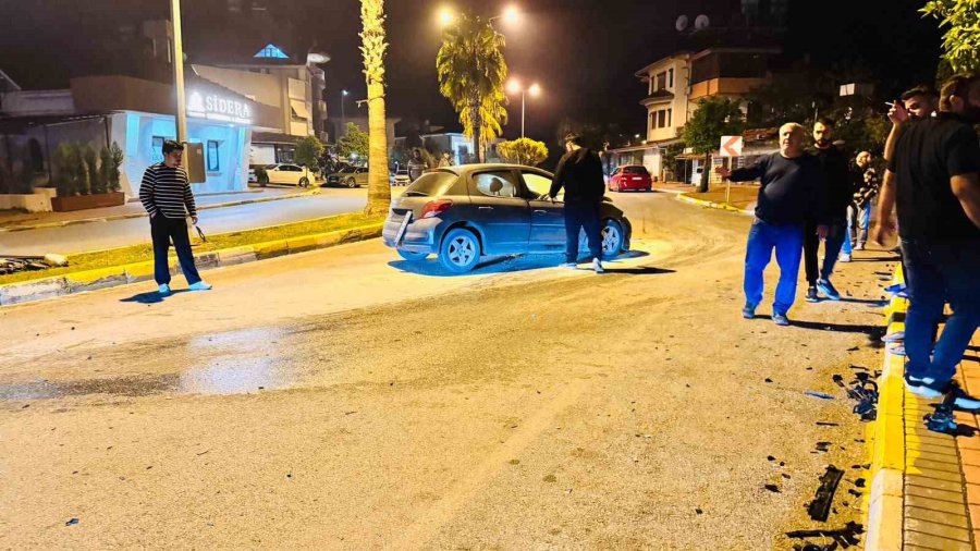 Antalya’da Otomobil Palmiyeye Çarptı: 2 Yaralı
