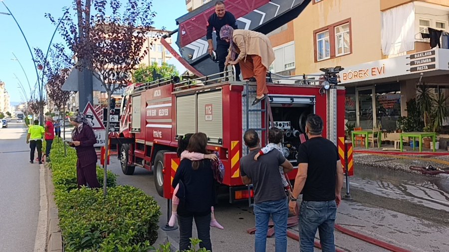 Antalya’da 5 Katlı Binada Yangın: Mahsur Kalan 2’si Çocuk 4 Kişiyi İtfaiye Kurtardı
