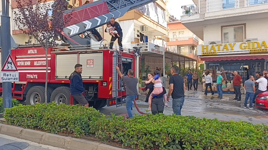 Antalya’da 5 Katlı Binada Yangın: Mahsur Kalan 2’si Çocuk 4 Kişiyi İtfaiye Kurtardı