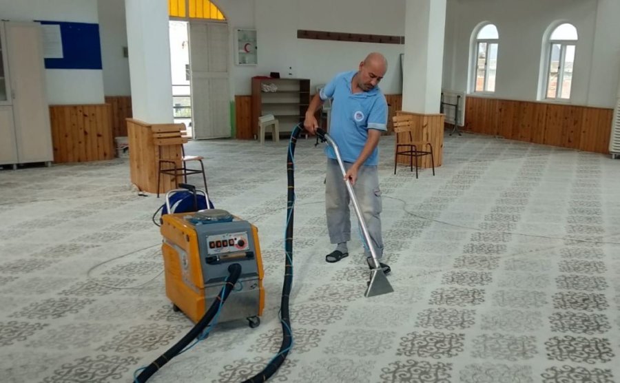Akdeniz’de İbadethanelerin Temizliği Düzenli Olarak Yapılıyor