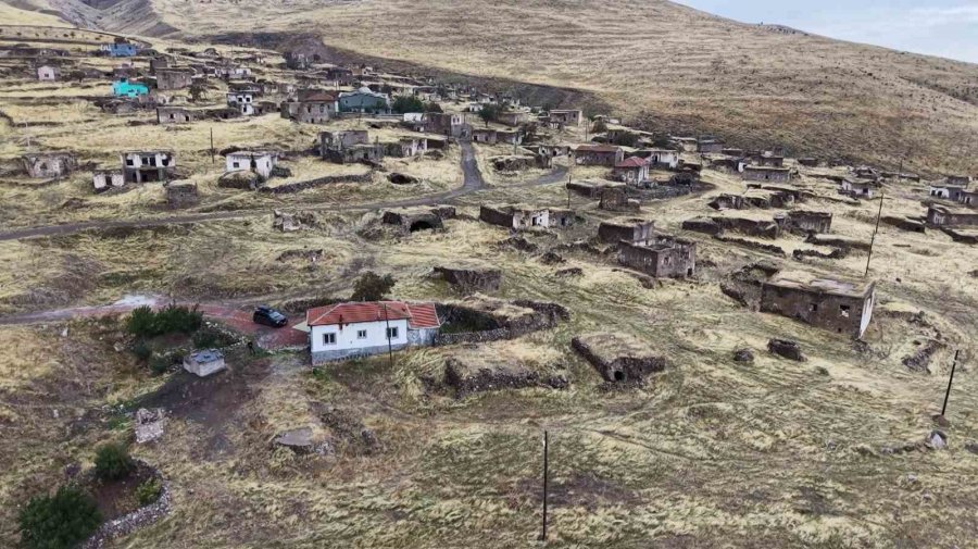 Köyde 11 Yıldır Tek Başına Yaşıyor
