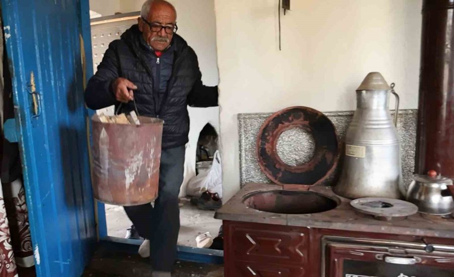 Köyde 11 Yıldır Tek Başına Yaşıyor