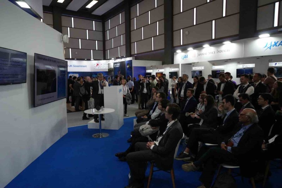 Uzay Kongresi’nde Girişimler Dünya Devleriyle Buluştu, Robot Ameca İlk Kez Ziyaretçilerin Karşısına Çıktı