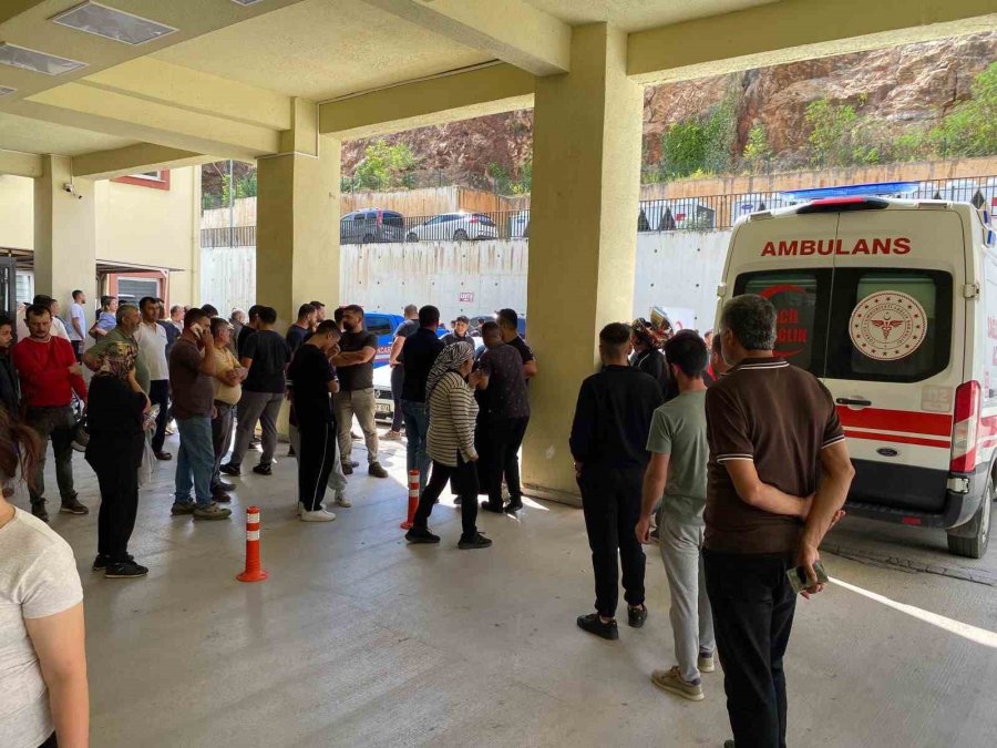 Gazipaşa’da Hafriyat Alanındaki İş Makinesinin Ana Koluna Sıkışan 15 Yaşındaki Çocuk Yaralandı