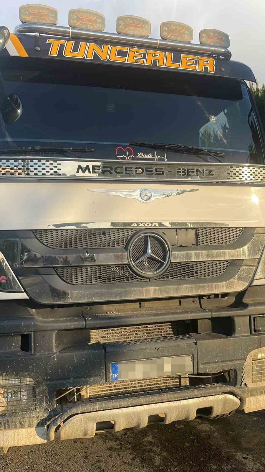 Antalya’da Seyir Halindeki Kamyon Kurşunlandı: 1 Yaralı
