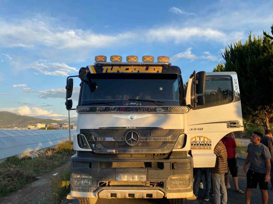 Antalya’da Seyir Halindeki Kamyon Kurşunlandı: 1 Yaralı