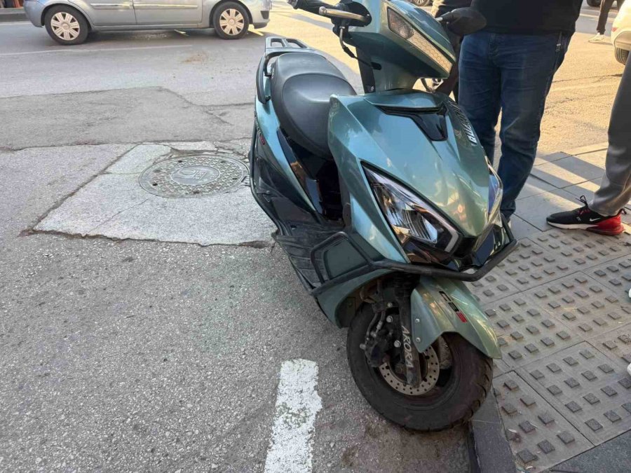 Antalya’da Otomobil İle Motosiklet Çarpıştı: 2 Yaralı