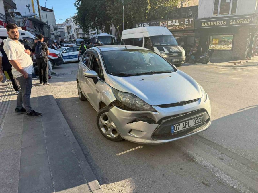 Antalya’da Otomobil İle Motosiklet Çarpıştı: 2 Yaralı